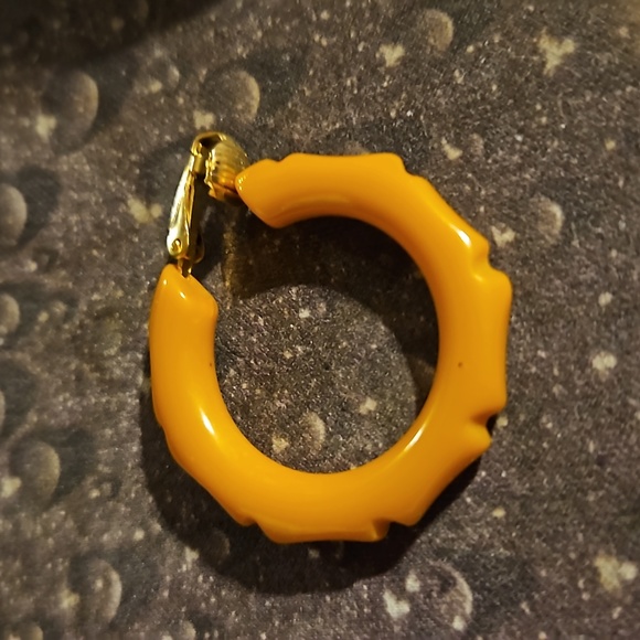 Single Bakelite Carved Clip Earring - Picture 1 of 2